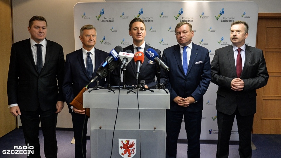 Platforma Obywatelska, Polskie Stronnictwo Ludowe i Sojusz Lewicy Demokratycznej razem w sejmiku. Politycy tych partii zawarli koalicję w zachodniopomorskim sejmiku. Fot. Łukasz Szełemej [Radio Szczecin]