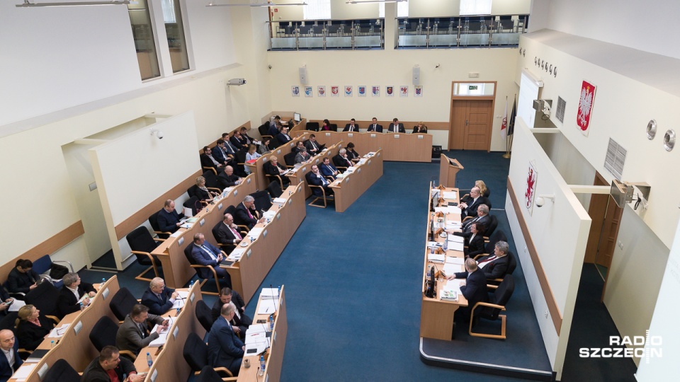 Głosy Bezpartyjnych mogą nie wystarczyć do przegłosowania kandydata PiS na szefa komisji rewizyjnej. A właśnie ta komisja ma reagować i badać ewentualne nieprawidłowości związane z rządzącą w sejmiku większością. Fot. Robert Stachnik [Radio Szczecin]