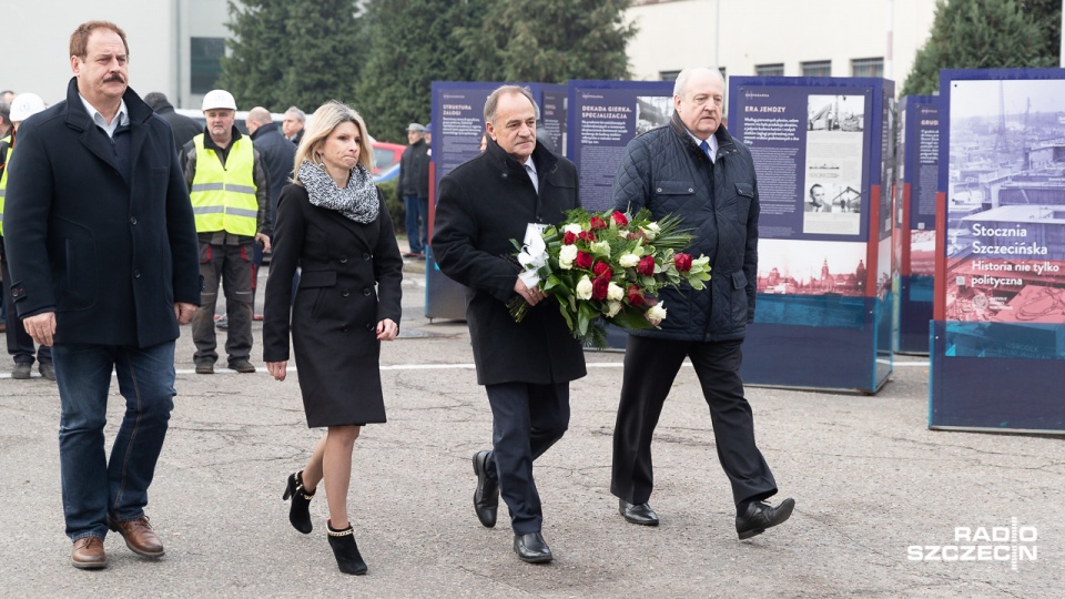 Złożenie kwiatów pod bramą Stoczni Szczecińskiej. Fot. Robert Stachnik [Radio Szczecin]