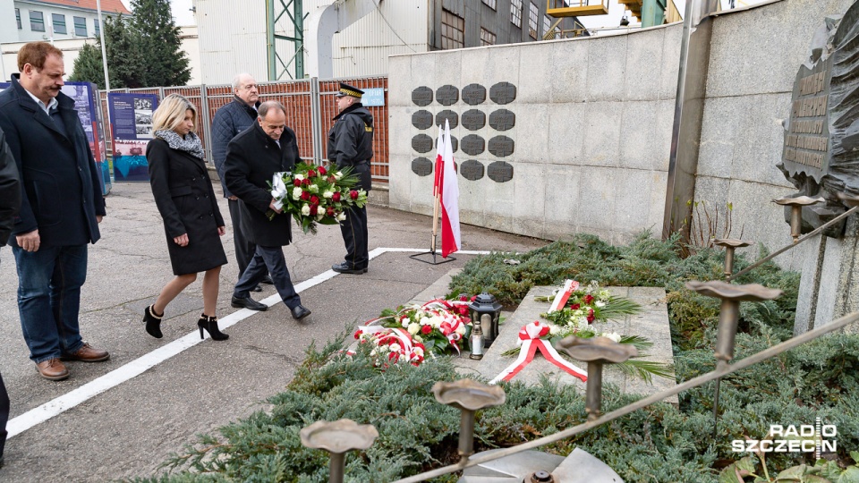 Złożenie kwiatów pod bramą Stoczni Szczecińskiej. Fot. Robert Stachnik [Radio Szczecin]