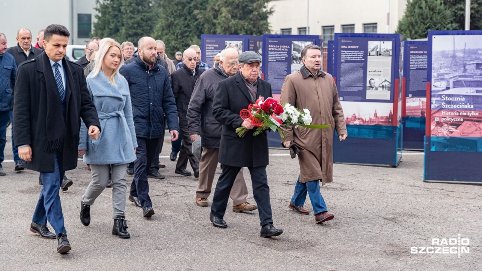 Złożenie kwiatów pod bramą Stoczni Szczecińskiej. Fot. Robert Stachnik [Radio Szczecin]