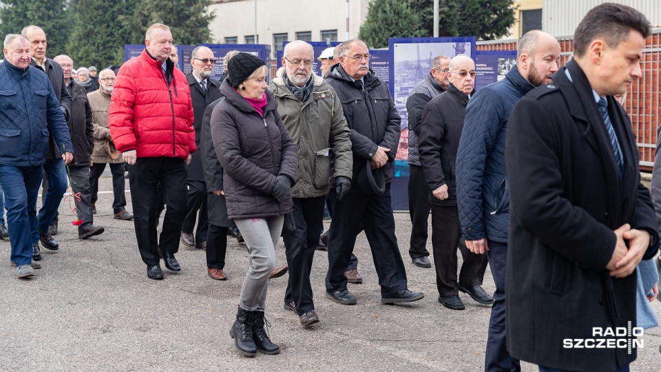 Złożenie kwiatów pod bramą Stoczni Szczecińskiej. Fot. Robert Stachnik [Radio Szczecin]