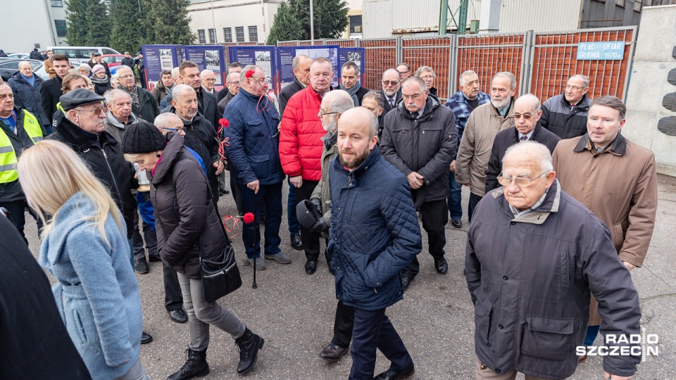 Złożenie kwiatów pod bramą Stoczni Szczecińskiej. Fot. Robert Stachnik [Radio Szczecin]