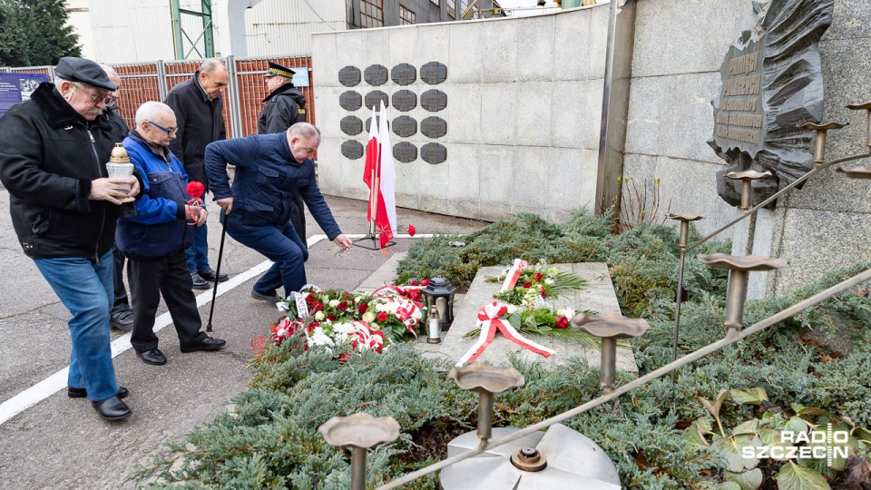 Złożenie kwiatów pod bramą Stoczni Szczecińskiej. Fot. Robert Stachnik [Radio Szczecin]