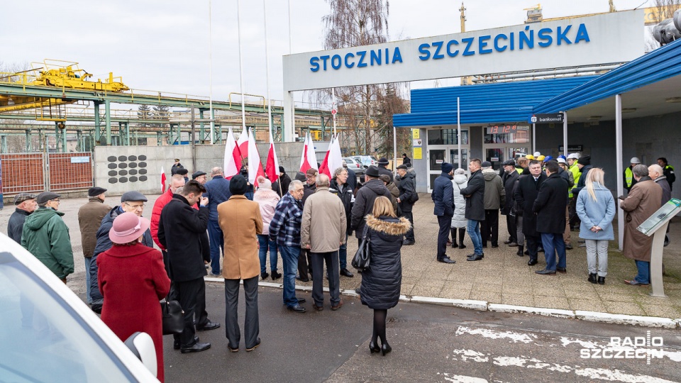 Złożenie kwiatów pod bramą Stoczni Szczecińskiej. Fot. Robert Stachnik [Radio Szczecin]