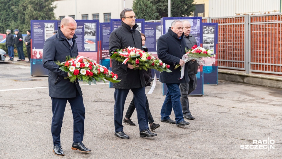 Złożenie kwiatów pod bramą Stoczni Szczecińskiej. Fot. Robert Stachnik [Radio Szczecin]