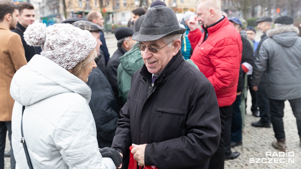 Uroczystość złożenia kwiatów pod tablicą upamiętniającą ofiary systemu komunistycznego w latach 1945-1989. Fot. Robert Stachnik [Radio Szczecin]
