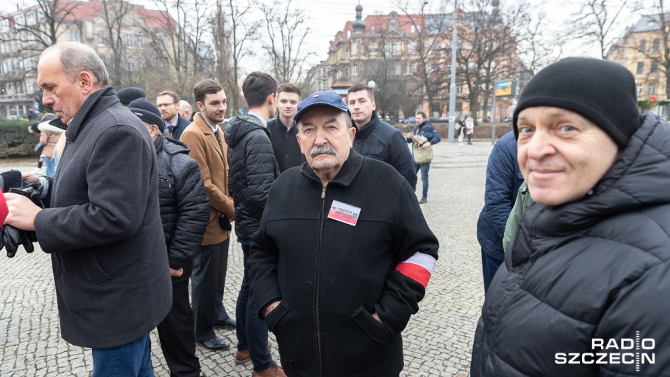 Uroczystość złożenia kwiatów pod tablicą upamiętniającą ofiary systemu komunistycznego w latach 1945-1989. Fot. Robert Stachnik [Radio Szczecin]