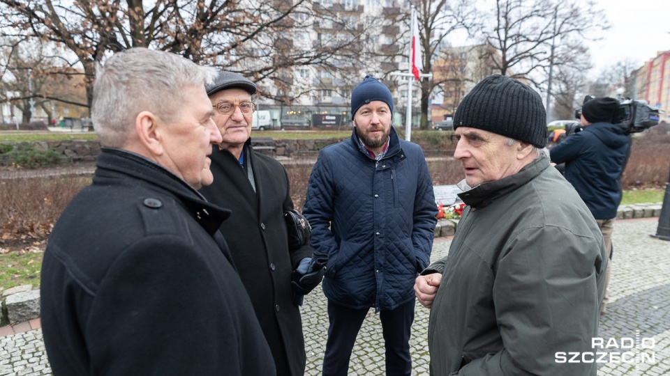 Uroczystość złożenia kwiatów pod tablicą upamiętniającą ofiary systemu komunistycznego w latach 1945-1989. Fot. Robert Stachnik [Radio Szczecin]