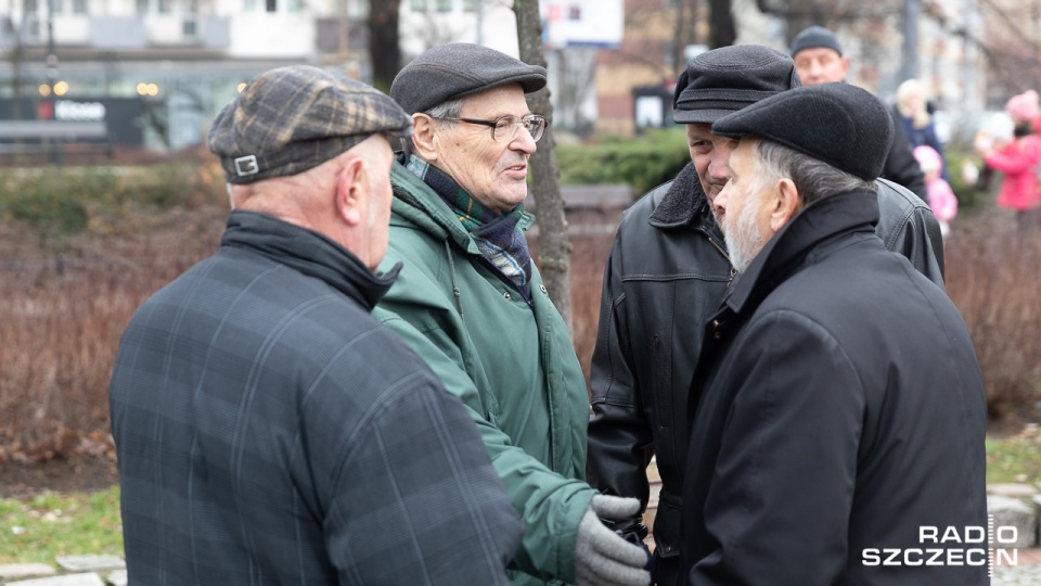Uroczystość złożenia kwiatów pod tablicą upamiętniającą ofiary systemu komunistycznego w latach 1945-1989. Fot. Robert Stachnik [Radio Szczecin]