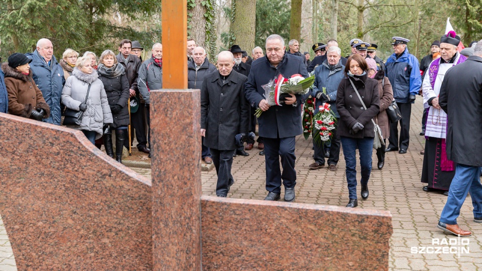 Byli stoczniowcy, przedstawiciele Instytutu Pamięci Narodowej i mieszkańcy Szczecina złożyli kwiaty przez Krzyżem Grudnia'70 i na grobach ofiar. Fot. Robert Stachnik [Radio Szczecin]