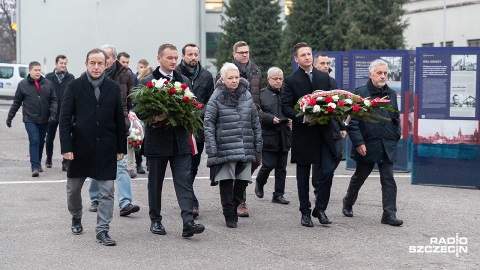 Lokalni politycy Platformy Obywatelskiej uczcili ofiary Czarnego Czwartku w Szczecinie. Fot. Robert Stachnik [Radio Szczecin]