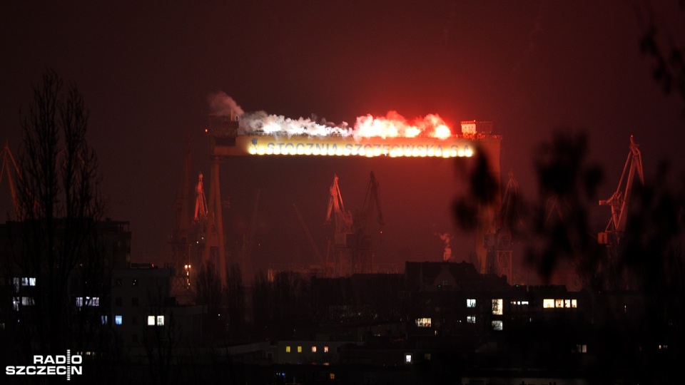 16 rac - osiem białych i osiem czerwonych odpalono w poniedziałek wieczorem przy pochylni Odra Nowa. Fot. Łukasz Szełemej [Radio Szczecin]