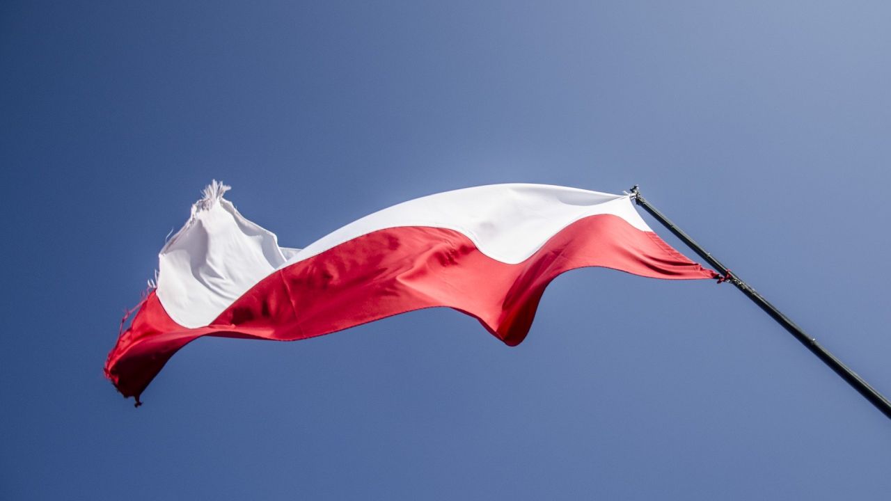 Jak eksponować polską flagę w dniu święta?