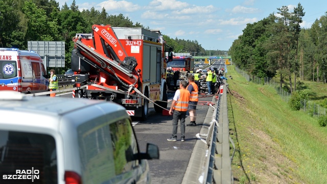6 osób nie żyje, 11 jest rannych - to skutki tragicznego wypadku, do którego doszło niedaleko węzła Dąbie na drodze S3 w stronę Świnoujścia. Fot. Łukasz Szełemej [Radio Szczecin] Tragiczny wypadek na S3. Sześć osób zginęło [WIDEO, ZDJĘCIA]