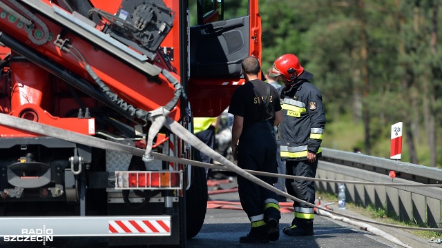 6 osób nie żyje, 11 jest rannych - to skutki tragicznego wypadku, do którego doszło niedaleko węzła Dąbie na drodze S3 w stronę Świnoujścia. Fot. Łukasz Szełemej [Radio Szczecin] Tragiczny wypadek na S3. Sześć osób zginęło [WIDEO, ZDJĘCIA]