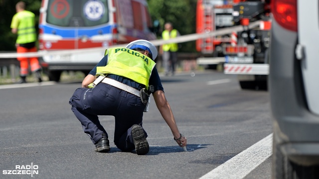 6 osób nie żyje, 11 jest rannych - to skutki tragicznego wypadku, do którego doszło niedaleko węzła Dąbie na drodze S3 w stronę Świnoujścia. Fot. Łukasz Szełemej [Radio Szczecin] Tragiczny wypadek na S3. Sześć osób zginęło [WIDEO, ZDJĘCIA]
