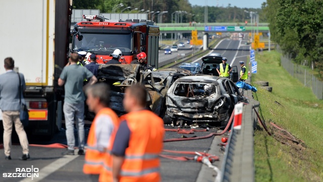 6 osób nie żyje, 11 jest rannych - to skutki tragicznego wypadku, do którego doszło niedaleko węzła Dąbie na drodze S3 w stronę Świnoujścia. Fot. Łukasz Szełemej [Radio Szczecin] Tragiczny wypadek na S3. Sześć osób zginęło [WIDEO, ZDJĘCIA]