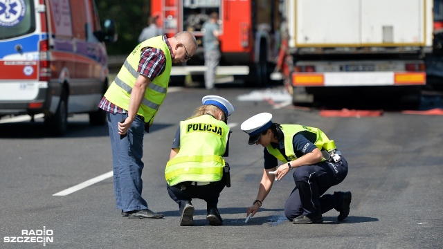 6 osób nie żyje, 11 jest rannych - to skutki tragicznego wypadku, do którego doszło niedaleko węzła Dąbie na drodze S3 w stronę Świnoujścia. Fot. Łukasz Szełemej [Radio Szczecin] Tragiczny wypadek na S3. Sześć osób zginęło [WIDEO, ZDJĘCIA]