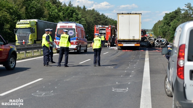 6 osób nie żyje, 11 jest rannych - to skutki tragicznego wypadku, do którego doszło niedaleko węzła Dąbie na drodze S3 w stronę Świnoujścia. Fot. Łukasz Szełemej [Radio Szczecin] Tragiczny wypadek na S3. Sześć osób zginęło [WIDEO, ZDJĘCIA]