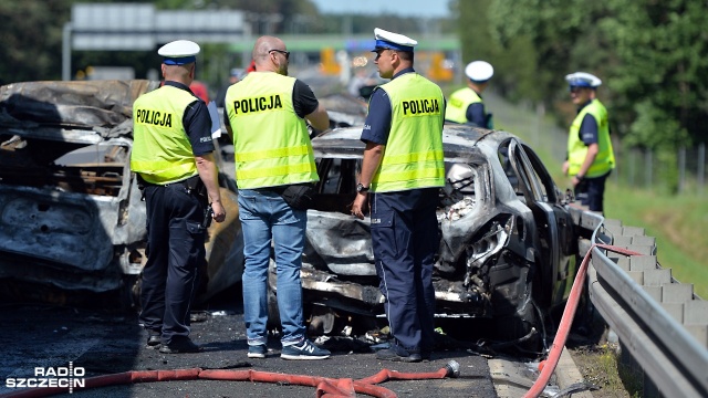 6 osób nie żyje, 11 jest rannych - to skutki tragicznego wypadku, do którego doszło niedaleko węzła Dąbie na drodze S3 w stronę Świnoujścia. Fot. Łukasz Szełemej [Radio Szczecin] Tragiczny wypadek na S3. Sześć osób zginęło [WIDEO, ZDJĘCIA]