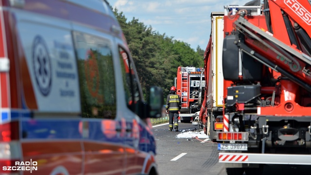 6 osób nie żyje, 11 jest rannych - to skutki tragicznego wypadku, do którego doszło niedaleko węzła Dąbie na drodze S3 w stronę Świnoujścia. Fot. Łukasz Szełemej [Radio Szczecin] Tragiczny wypadek na S3. Sześć osób zginęło [WIDEO, ZDJĘCIA]