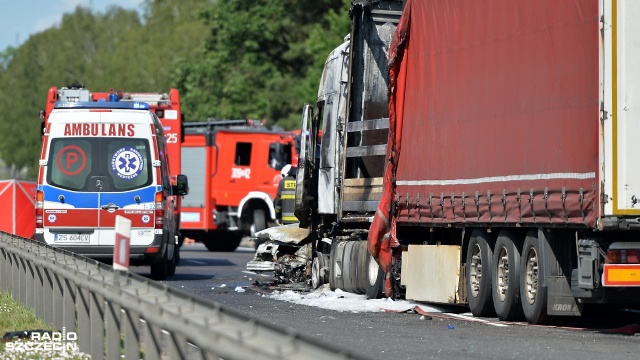 6 osób nie żyje, 11 jest rannych - to skutki tragicznego wypadku, do którego doszło niedaleko węzła Dąbie na drodze S3 w stronę Świnoujścia. Fot. Łukasz Szełemej [Radio Szczecin] Tragiczny wypadek na S3. Sześć osób zginęło [WIDEO, ZDJĘCIA]