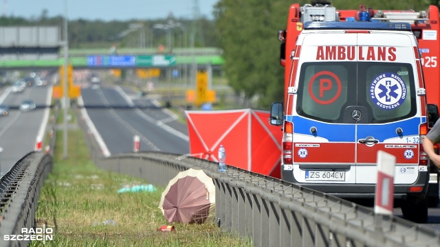 6 osób nie żyje, 11 jest rannych - to skutki tragicznego wypadku, do którego doszło niedaleko węzła Dąbie na drodze S3 w stronę Świnoujścia. Fot. Łukasz Szełemej [Radio Szczecin] Tragiczny wypadek na S3. Sześć osób zginęło [WIDEO, ZDJĘCIA]