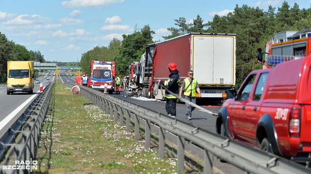 6 osób nie żyje, 11 jest rannych - to skutki tragicznego wypadku, do którego doszło niedaleko węzła Dąbie na drodze S3 w stronę Świnoujścia. Fot. Łukasz Szełemej [Radio Szczecin] Tragiczny wypadek na S3. Sześć osób zginęło [WIDEO, ZDJĘCIA]