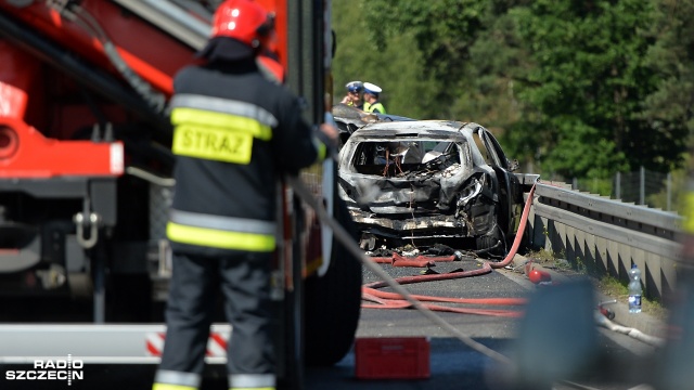 6 osób nie żyje, 11 jest rannych - to skutki tragicznego wypadku, do którego doszło niedaleko węzła Dąbie na drodze S3 w stronę Świnoujścia. Fot. Łukasz Szełemej [Radio Szczecin] Tragiczny wypadek na S3. Sześć osób zginęło [WIDEO, ZDJĘCIA]