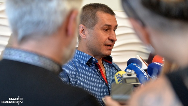 Żona i córka mówią o nim "bohater", on sam twierdzi, że zrobił po prostu to co powinien. Fot. Łukasz Szełemej [Radio Szczecin] Ratował ludzi z płonących samochodów. Kierowca z Ukrainy został nagrodzony [WIDEO, ZDJĘCIA]