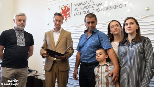Żona i córka mówią o nim "bohater", on sam twierdzi, że zrobił po prostu to co powinien. Fot. Łukasz Szełemej [Radio Szczecin] Ratował ludzi z płonących samochodów. Kierowca z Ukrainy został nagrodzony [WIDEO, ZDJĘCIA]