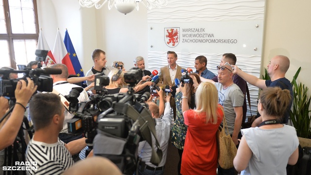 Żona i córka mówią o nim "bohater", on sam twierdzi, że zrobił po prostu to co powinien. Fot. Łukasz Szełemej [Radio Szczecin] Ratował ludzi z płonących samochodów. Kierowca z Ukrainy został nagrodzony [WIDEO, ZDJĘCIA]
