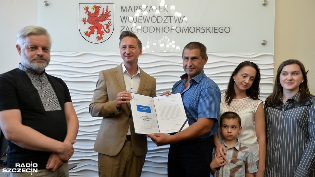 Żona i córka mówią o nim "bohater", on sam twierdzi, że zrobił po prostu to co powinien. Fot. Łukasz Szełemej [Radio Szczecin] Ratował ludzi z płonących samochodów. Kierowca z Ukrainy został nagrodzony [WIDEO, ZDJĘCIA]