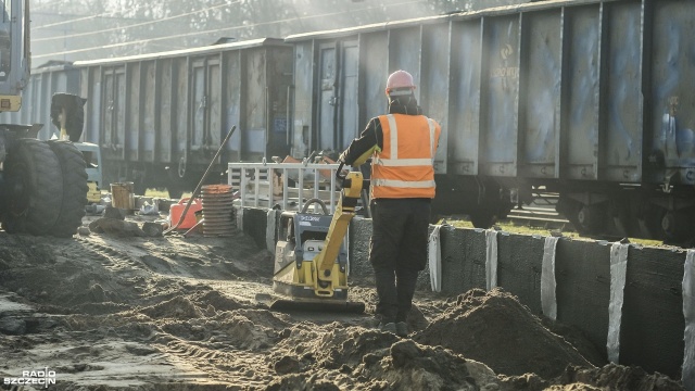 Cały projekt SKM jest wart niemal 800 milionów złotych - zakłada modernizację starych i budowę nowych przystanków. Fot. Wojciech Ochrymiuk [Radio Szczecin] Powstaje węzeł przesiadkowy w Gryfinie. Termin: 2022 r. [WIDEO, ZDJĘCIA]