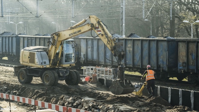 Cały projekt SKM jest wart niemal 800 milionów złotych - zakłada modernizację starych i budowę nowych przystanków. Fot. Wojciech Ochrymiuk [Radio Szczecin] Powstaje węzeł przesiadkowy w Gryfinie. Termin: 2022 r. [WIDEO, ZDJĘCIA]