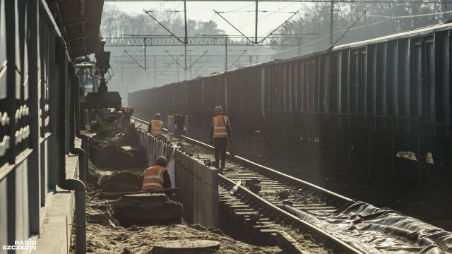 Cały projekt SKM jest wart niemal 800 milionów złotych - zakłada modernizację starych i budowę nowych przystanków. Fot. Wojciech Ochrymiuk [Radio Szczecin] Powstaje węzeł przesiadkowy w Gryfinie. Termin: 2022 r. [WIDEO, ZDJĘCIA]