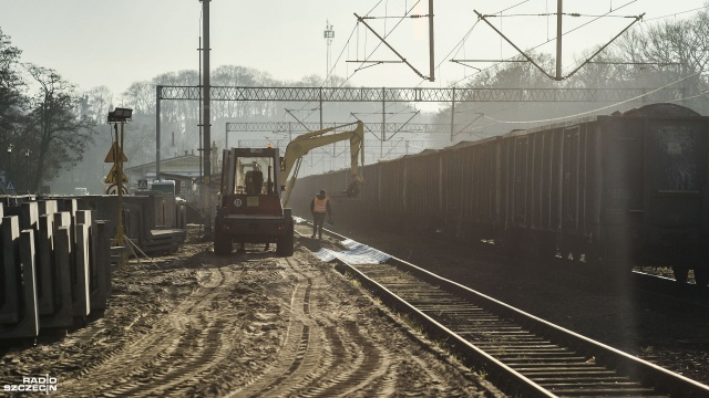 Cały projekt SKM jest wart niemal 800 milionów złotych - zakłada modernizację starych i budowę nowych przystanków. Fot. Wojciech Ochrymiuk [Radio Szczecin] Powstaje węzeł przesiadkowy w Gryfinie. Termin: 2022 r. [WIDEO, ZDJĘCIA]