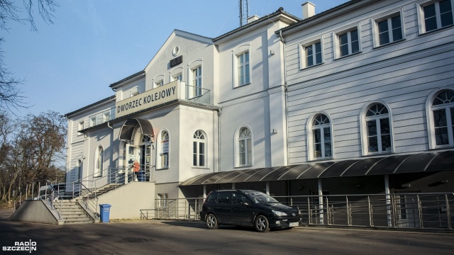 Cały projekt SKM jest wart niemal 800 milionów złotych - zakłada modernizację starych i budowę nowych przystanków. Fot. Wojciech Ochrymiuk [Radio Szczecin] Powstaje węzeł przesiadkowy w Gryfinie. Termin: 2022 r. [WIDEO, ZDJĘCIA]