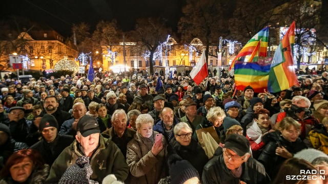Fot. Robert Stachnik [Radio Szczecin] Sędzia, który będzie orzekał w sprawie Gawłowskiego, przemawiał na proteście KOD-u [ZDJĘCIA]