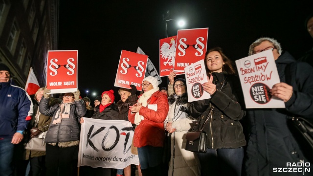 Fot. Robert Stachnik [Radio Szczecin] Sędzia, który będzie orzekał w sprawie Gawłowskiego, przemawiał na proteście KOD-u [ZDJĘCIA]