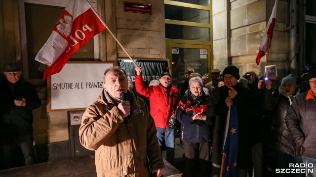 Fot. Robert Stachnik [Radio Szczecin] Sędzia, który będzie orzekał w sprawie Gawłowskiego, przemawiał na proteście KOD-u [ZDJĘCIA]
