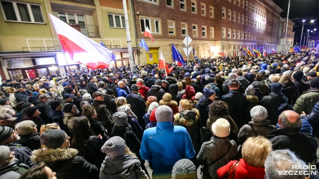 Fot. Robert Stachnik [Radio Szczecin] Sędzia, który będzie orzekał w sprawie Gawłowskiego, przemawiał na proteście KOD-u [ZDJĘCIA]