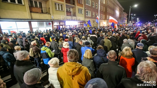 Fot. Robert Stachnik [Radio Szczecin] Sędzia, który będzie orzekał w sprawie Gawłowskiego, przemawiał na proteście KOD-u [ZDJĘCIA]