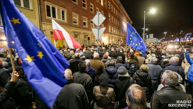 Fot. Robert Stachnik [Radio Szczecin] Sędzia, który będzie orzekał w sprawie Gawłowskiego, przemawiał na proteście KOD-u [ZDJĘCIA]
