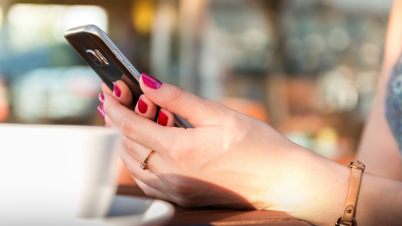 Zlikwidowane dodatkowe opłaty za rozmowy z telefonów komórkowych za granicą będą przedłużone w Unii o kolejnych 10 lat.