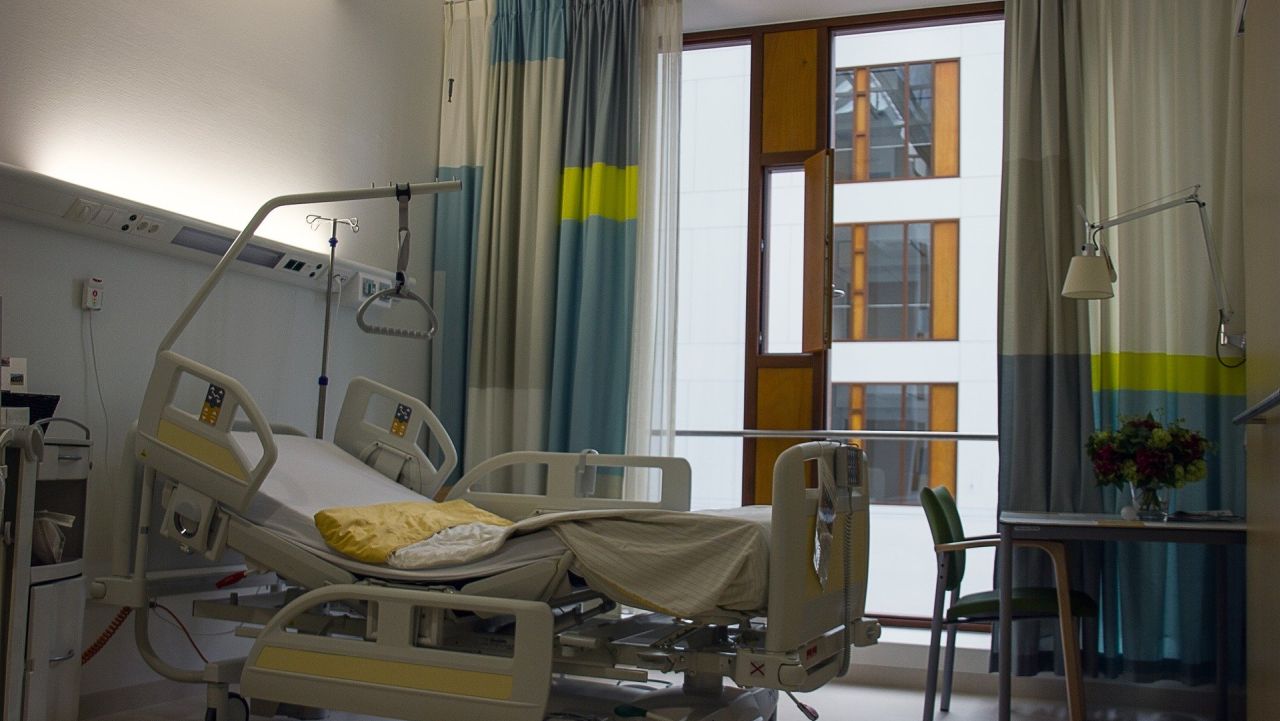 Chory na Covid-19 chciał się zaszczepić, więc uciekł ze szpitala
