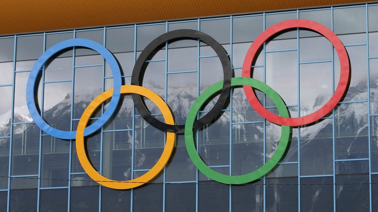Defilada szkół, ceremoniał olimpijski i oczywiście zachodniopomorscy sportowcy w roli głównej. Trwają obchody Wojewódzkich Dni Olimpijczyka.