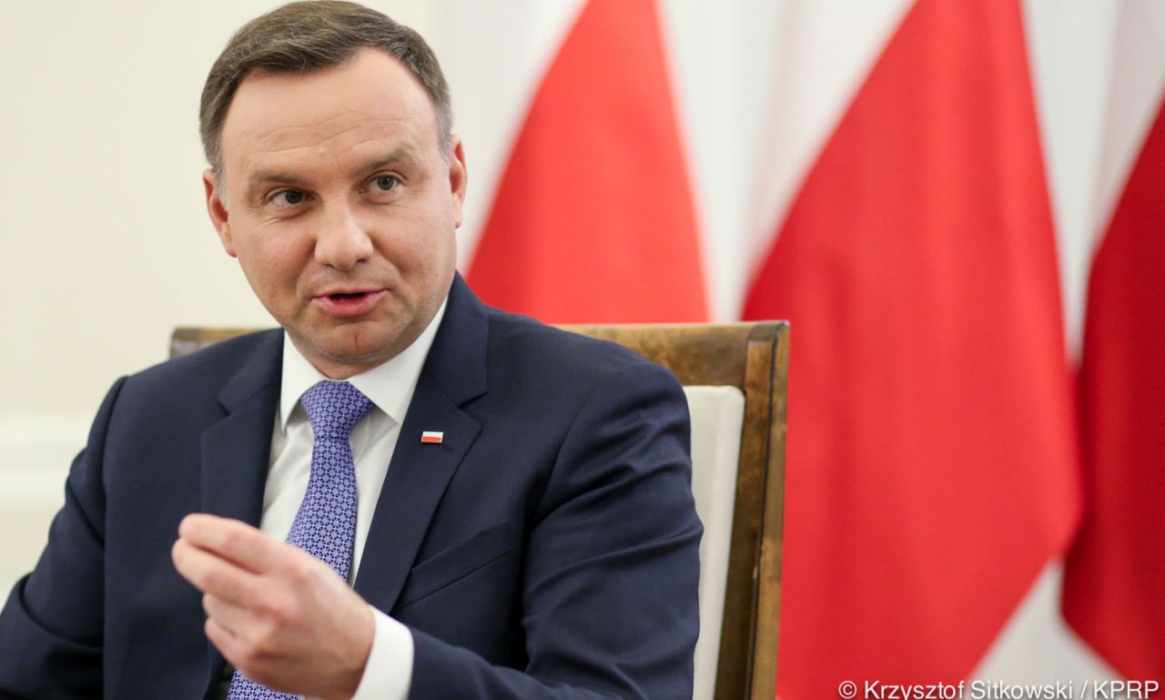 Rozczarowanie, ale nie zaskoczenie - tak politycy koalicji rządzącej komentują decyzję prezydenta o skierowaniu do Trybunału Konstytucyjnego ustawy dotyczącej nowelizacji przepisów o mowie nienawiści. Zadowolenia nie kryją posłowie opozycji. Nowelizacja ustawy rozszerza katalog przestępstw z nienawiści o cztery nowe przesłanki: wiek, płeć, niepełnosprawność i orientację seksualną.