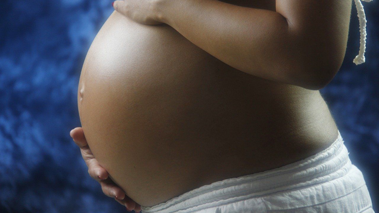 A w jej ramach konsultacje z wykwalifikowanymi położnymi w sprawach związanych z okresem ciąży, porodu i połogu, a także opieką nad noworodkiem.
